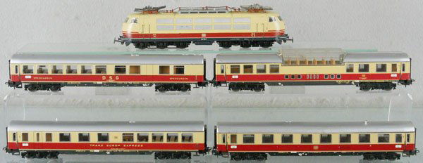 MARKLIN TRAIN SET: HO ga, 3054 loco w/cars4057, 4090, 4058, 4055, C6-7.