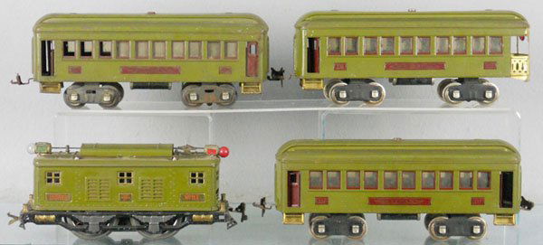 LIONEL TRAIN SET: std ga, 8E loco, rewheeled, 1 coupler incom, 2 #337 Pullmans, 1 has oxidation spots, 338 obsv, C4-5.