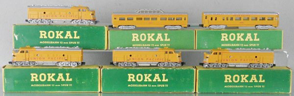 ROKAL UP TRAIN SET: TT ga, power A loco w/3 dummy units & 2 coaches, orig boxes, C9.