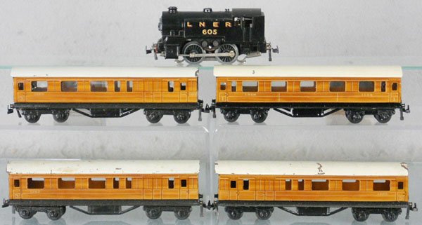 TRIX TRAIN SET: HO ga, 3-rail, LNER tank loco w/4 LNER teak cars, some roof scratches & edgewear, C5-6.