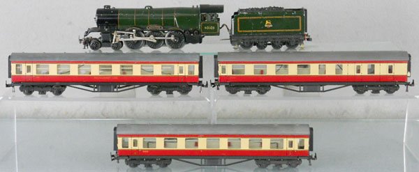 TRIX TRAIN SET: HO ga, 3-rail, Flying Scotsman loco & tender, missing rear truck, w/3 BR coaches, C5-6.
