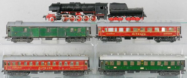 TRIX TRAIN SET: HO ga, 3-rail, 42555 German loco & tender w/4 coaches, missing 1 ventilator, 2 have oxidation spots, C4-5.