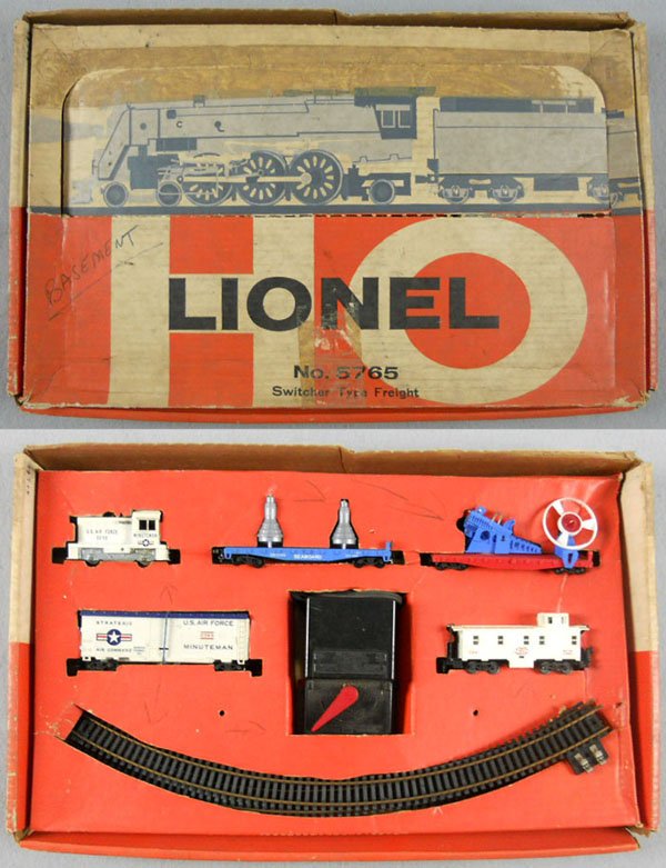 LIONEL 5765 TRAIN SET: HO ga, 2-rail, 0059 Minuteman loco, 813 flat w/capsules, 349 turbo missile car, 365 Minuteman car, 1 roof support broken, missing rocket & mechanism, 841 AEC caboose, w/track & transformer, orig set b