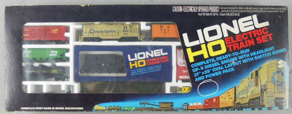 LIONEL 1480 TRAIN SET: HO ga, 2-rail, loco w/9 freight cars, w/track & transformer, orig box & insert minor wear, C8-9.