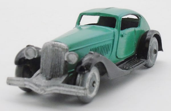 FRENCH DINKY 24E STREAMLINED SALOON (1 of 2)