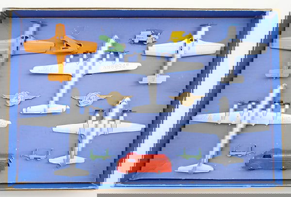 TOOTSIETOY 6500 PAN AM AIRPORT SET (1 of 2)