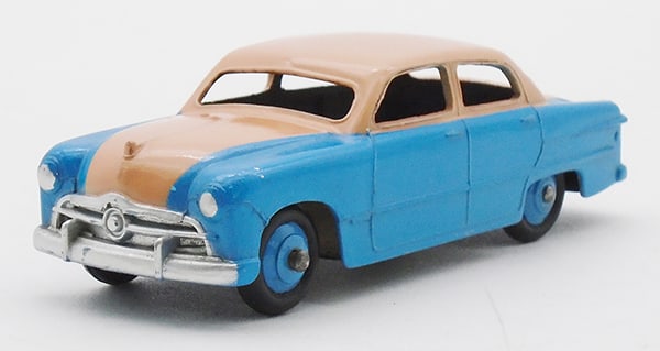 DINKY 170 FORD SEDAN (1 of 2)