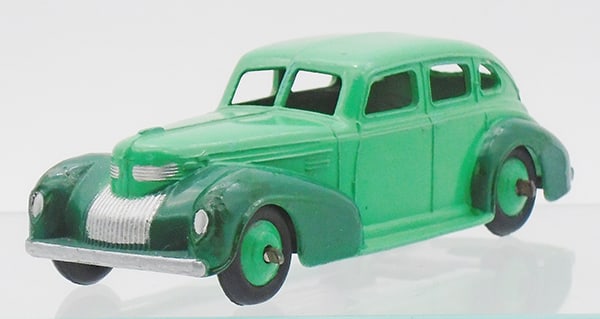 DINKY 39E CHRYSLER ROYAL SEDAN (1 of 2)