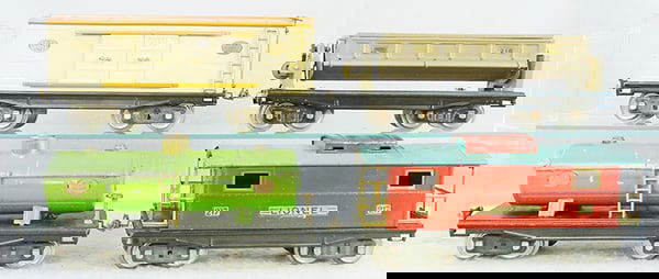 4 LIONEL FREIGHT CARS (1 of 3)