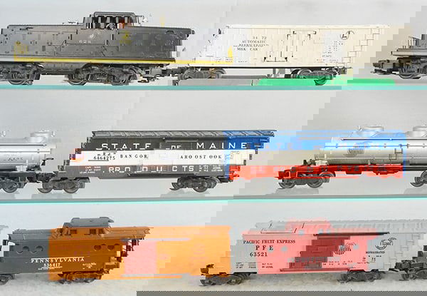 LIONEL TRAIN SET (1 of 2)