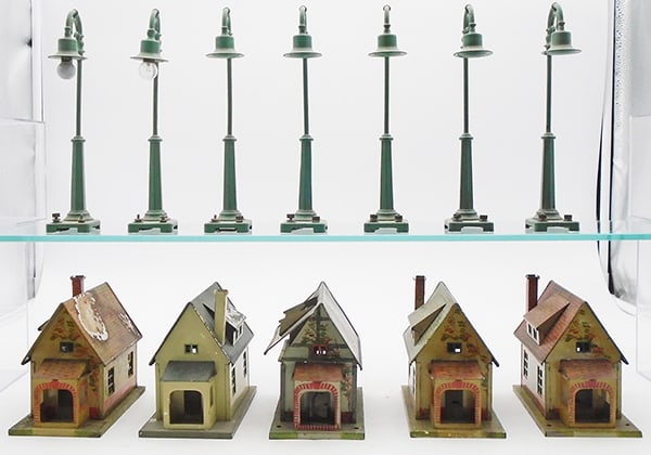 LIONEL ACCESSORIES (1 of 3)