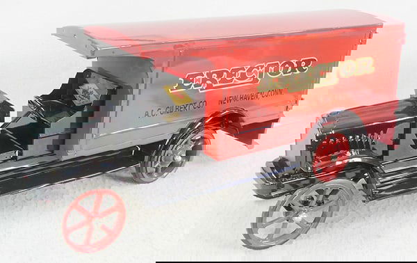 KELMUT WHITE ERECTOR TRUCK (1 of 2)