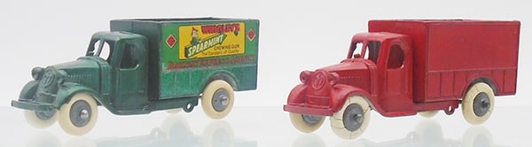 2 TOOTSIETOY 810 MACK TRUCKS (1 of 2)