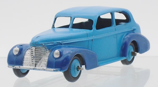 DINKY 39B OLDSMOBILE SEDAN (1 of 2)