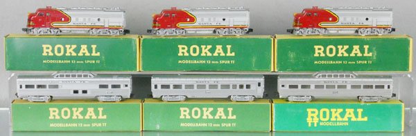 ROKAL SANTA FE TRAIN SET: TT ga, power A w/2 dummy A units, w/coach & 2 vista domes, orig boxes minor wear, C8.