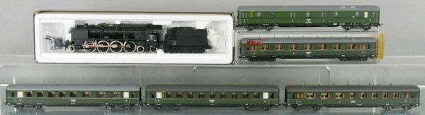 LILIPUT GERMAN TRAIN SET: HO ga, 2-rail, 106/02 loco w/5 coaches, C7-8.