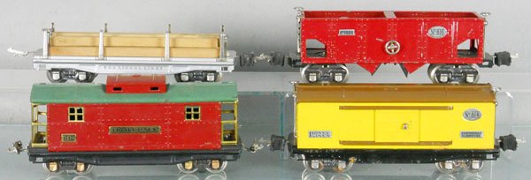 4 LIONEL FREIGHT CARS: O ga, 811 lumber, 816 hopper, 814 box car, oxidation spots, 817 caboose, C5-6.