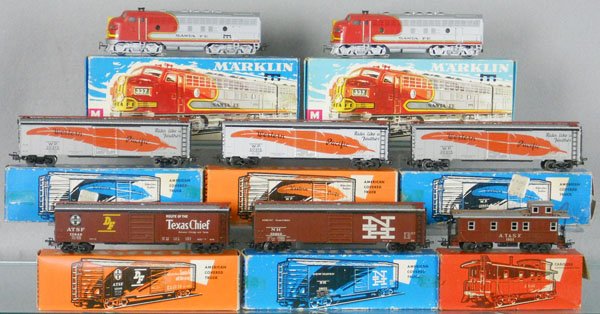MARKLIN AMERICAN TRAIN SET: HO ga, 3060 & 3061 Santa Fe diesels, 3 #4571 WP box cars, 2 roofs have light oxidation, 2 brakewheels broken, 4572 SF box car, 4573 NH box car, light oxidation on roof, 4570 SF caboose, roof dented ca