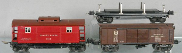 3 LIONEL FREIGHT CARS: O ga, 3811 operating flat car, 2817 caboose, 2758 box car, C5-6.