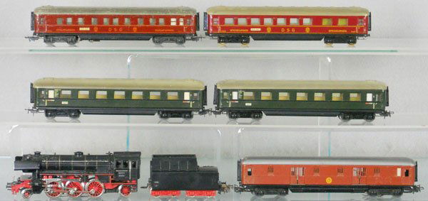 MARKLIN TRAIN SET: HO ga, 3005 DA800 loco & tender, wear to red stripe, oxidation on tender axles, w/cars 4021, 2 #346/1, 346/2, 346/3, the 346/3 is C3-4, rest are C6-7.
