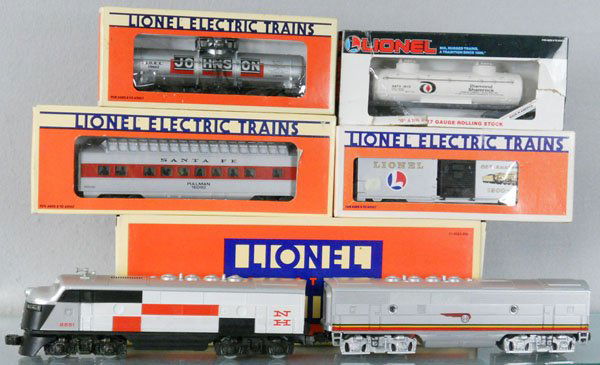 LIONEL TRAIN SET: O ga, 8851 NH F3 A unit, 18115 Santa Fe B unit, w/cars 16092, 9484, 16113, 19602, 5 orig boxes only, 1 box rough, C7-8.