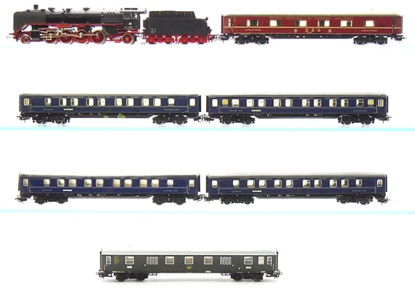 MARKLIN GERMAN SLEEPER TRAIN SET (1 of 2)