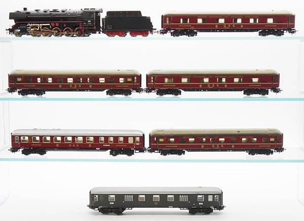 MARKLIN GERMAN SLEEPER TRAIN SET (1 of 2)