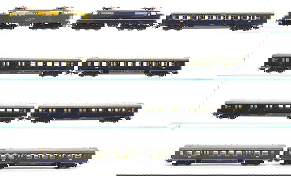 2 MARKLIN DUTCH TRAIN SETS (1 of 3)