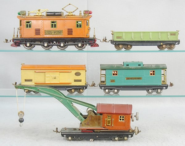 LIONEL TRAIN SET (1 of 2)