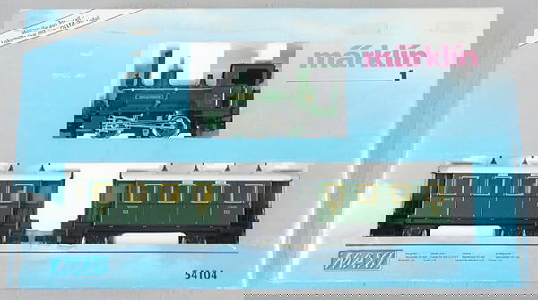 MARKLIN MAXI 54104 BAVARIAN LOCO RR SET: 1 ga, steam loco w/2 cars, orig set box is waterdamaged, trains are unaffected, C8.