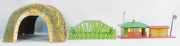 2 AMERICAN FLYER & LIONEL ACCESSORIES