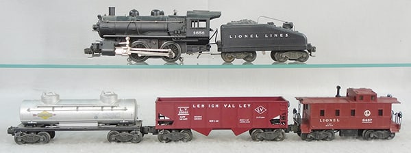 LIONEL TRAIN SET (1 of 2)