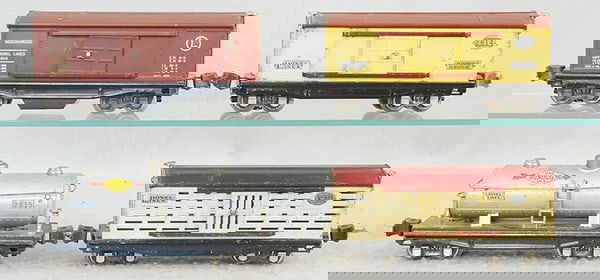 4 LIONEL FREIGHT CARS (1 of 2)