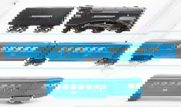 LIONEL BLUE STREAK TRAIN SET (1 of 2)