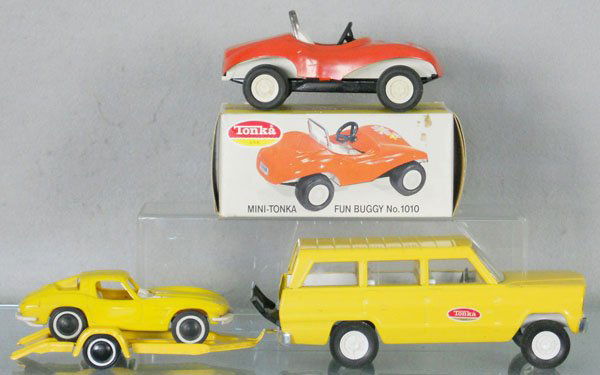 2 MINI TONKA VEHICLES: painted pressed steel & plastic, 1010 Fun Buggy, orig box minor wear, 1080 Wagoneer & Trailer, missing license plate sticker, Corvette has rusty axles, C7.