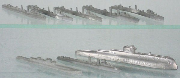 DINKY BATTLESHIPS & SUBMARINE: 5 Battleships, 1 Submarine, die cast worn, some are incom, C2-3, w/slush die cast Submarine, marked Made in England, C5.