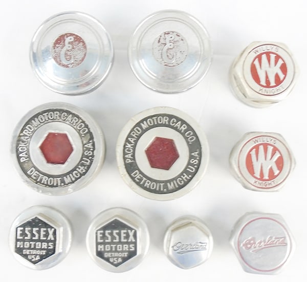 10 VINTAGE THREADED AUTOMOTIVE HUBCAPS (1 of 2)