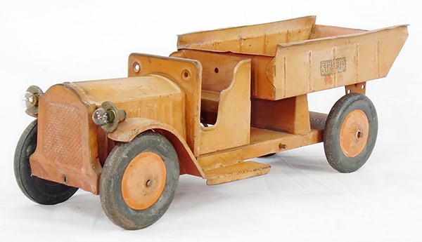 STRUCTO 405 DUMP TRUCK: painted pressed steel, 17 1/2" long, battery headlights, truck sunfaded from red to orange, 2 of 3 decals cracked, ca 1930s, C5.
