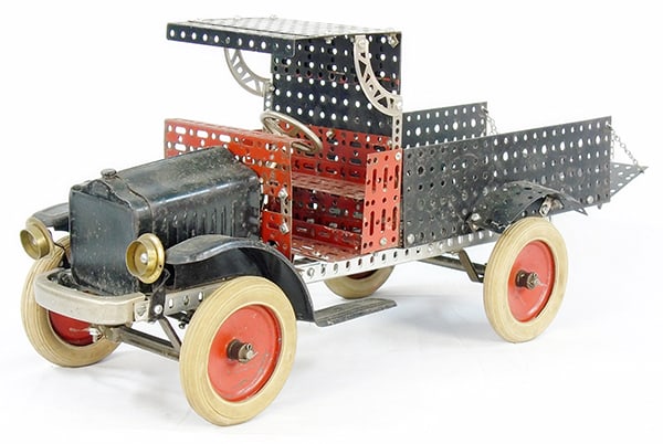 ERECTOR WHITE DUMP TRUCK (1 of 3)