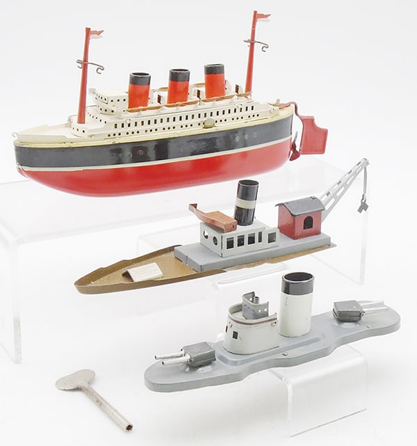 INTERCHANGEABLE OCEANLINER SHIP (1 of 2)