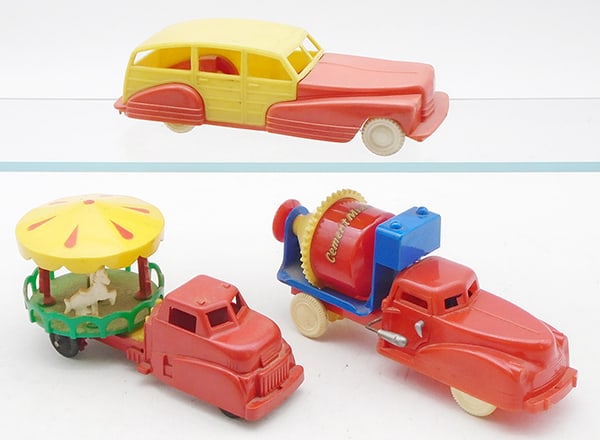3 PLASTIC CARS (1 of 2)