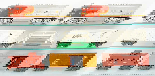 LIONEL TRAIN SET (1 of 2)