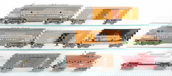 LIONEL TRAIN SET (1 of 2)