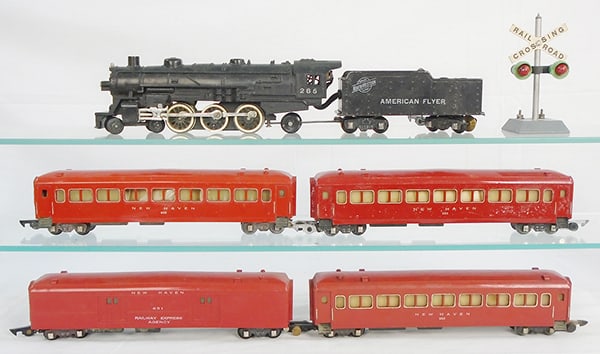 AMERICAN FLYER TRAIN SET: S ga, 285 Pacific loco & tender w/smoke & choo choo, 651 baggage, 3 #650 New Haven Pullmans, 760 highway flasher, C5-6.