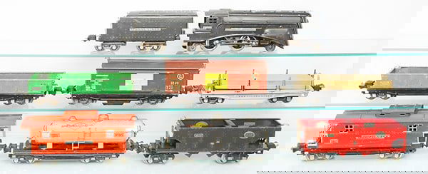 LIONEL TRAIN SET (1 of 2)