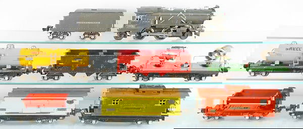 LIONEL TRAIN SET (1 of 2)