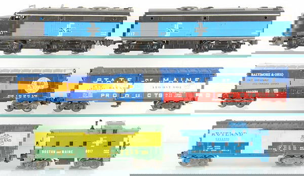 LIONEL TRAIN SET (1 of 2)