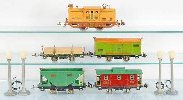 LIONEL TRAIN SET (1 of 2)