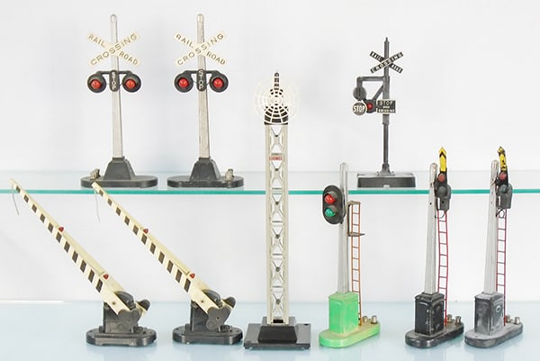 9 LIONEL ACCESSORIES (1 of 2)