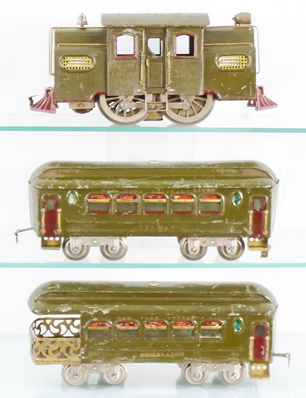 LIONEL TRAIN SET (1 of 2)